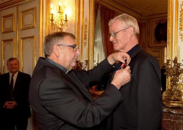 c-est-l-archeveque-de-besancon-mgr-lacrampe-qui-a-remis-cette-medaille-a-l-archeveque-de-strasbou.jpg
