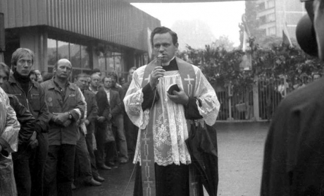 prałat-Jankowski-Strajk_sierpniowy_w_Stoczni_Gdańskiej_im._Lenina_33.jpg