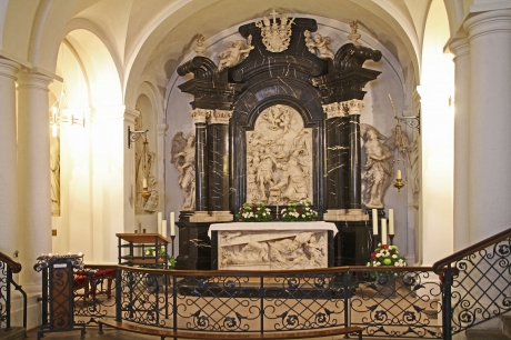 2560px-Fulda-Dom-50-Bonifatiusgrab-2019-gje.jpg