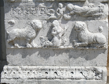 Screenshot_2019-04-08 The angel pulls Habacuc by the hairs to move him to Daniel in the lion's den.png