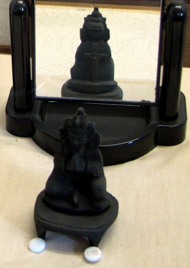 Buddhist_statue_with_hidden_cross_on_back.jpg