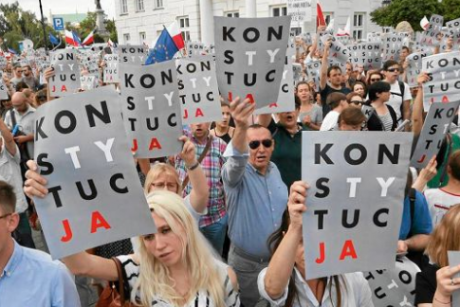 Screenshot_2018-10-23 Jak powstał plakat protestu 'Konstytucja' .png