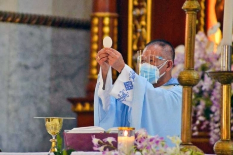le-8-decembre-le-cardinal-advincula-celebre-la-messe-durant-la-solennite-de-limmaculee-conception-a-roxas-dans-la-province-de-capiz-768x512.jpg