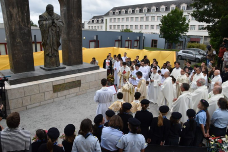 Screenshot-2018-6-19 Ploërmel Messe inaugurale pour la statue de Jean-Paul II - Les Infos du Pays Gallo.png
