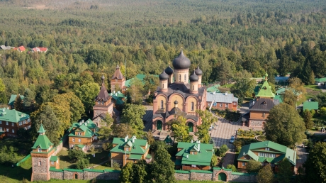 Kuremäe_kloostri_hooned_õhust_lääne_külg.JPG