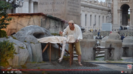 Screenshot-2017-12-16 10 12 2017 Natale 2017 - Presepe e albero a piazza San Pietro - Città del Vaticano ( Roma ) - YouTube(4).jpg
