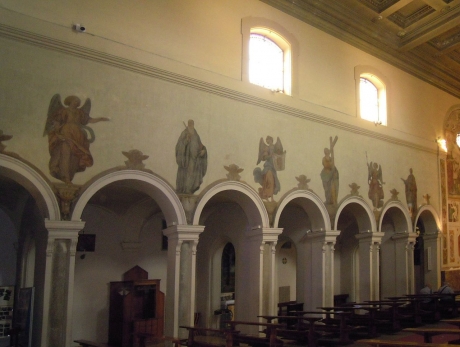 1280px-Roma,_chiesa_di_Santa_Prisca_-_Parete_sinistra_della_navata_centrale.jpg
