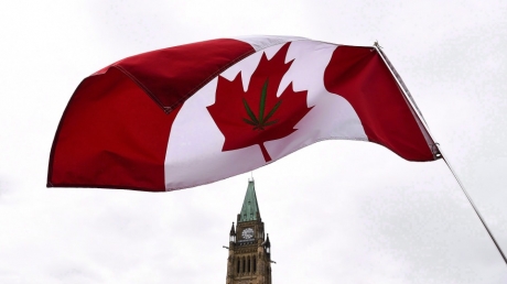 drapeau-canada-cannabis-pot-marijuana-ottawa-parlement.jpg