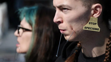 Screenshot_2019-03-30 Strasbourg des militants se font hameçonner la joue pour réclamer la fin de la pêche.png