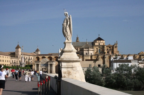 800px-Cordoba_view_from_Puente_romano.jpg