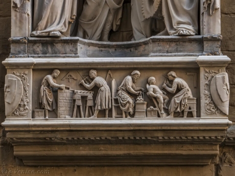nanni-di-banco-quatre-saints-couronnes-statue-marbre-tabernacle-guilde-tailleurs-pierre-menuisiers-orsanmichele-florence-italie-06.jpg