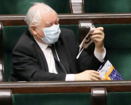 Screenshot_2020-04-17 Kaczyński zaprezentował w Sejmie niecodzienny prezent Takiej maseczki nie ma nikt inny WTV.png