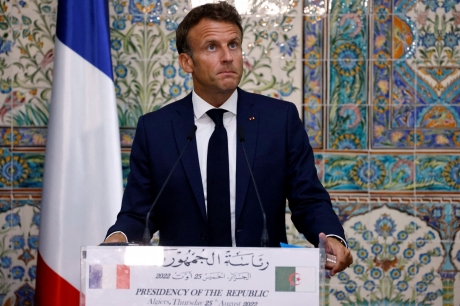 1534105-emmanuel-macron-lors-de-sa-visite-en-algerie-le-26-aout-2022.jpg