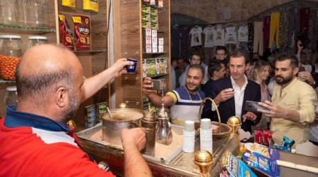 photo-publiee-sur-la-page-facebook-de-la-presidence-syrienne-le-8-juillet-2022-montrant-le-president-syrien-bachar-al-assad-2e-a-d-buvant-un-cafe-dans-le-souk-historique-d-alep_6358766.jpg
