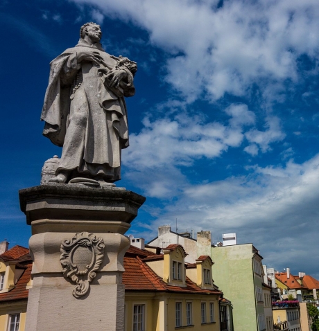 1024px-FilePraha,_Karlův_most,_socha_sv._Filipa_Benicia.jpg
