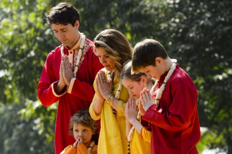 1512297-justin-trudeau-sa-famille-recueillent.jpg