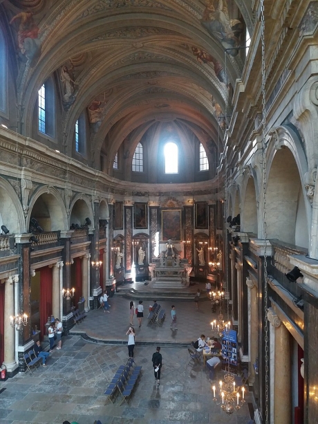 768px-Chapelle_de_la_Trinité_de_Lyon_-_Étage_-_Vue_d'ensemble.jpg
