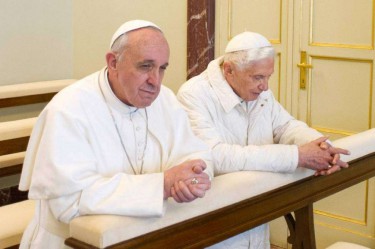 Papa-Francesco-e-Benedetto-XVI-in-preghiera.jpg