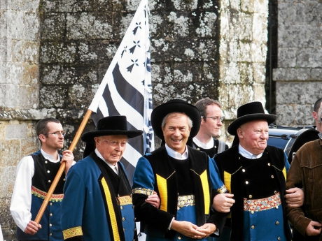 vincent-bollore-au-centre-en-costume-breton-entoure-de_3299349.jpg