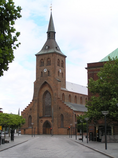 Odense_-_Sankt_Knuds_kirke_2005-07-16.jpeg