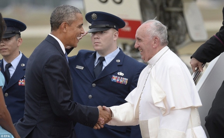 2CA7849D00000578-3245370-President_Barack_Obama_and_first_lady_Michelle_Obama_greet_Pope_-a-7_1442993068523.jpg