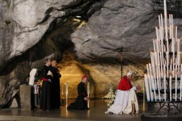 le-pape-benot-xvi-la-grotte-de-lourdes.jpg