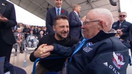 L-echange-emouvant-entre-un-veteran-et-Volodymyr-Zelensky-le-6-juin-2024-pour-les-ceremonies-du-80e-anniversaire-du-Debarquement-1878351.jpg