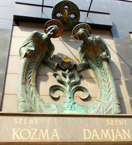 1515766067.6377Szent_Kozma_és_Damján_Commemorative_Plaque_in_Budapest.jpg
